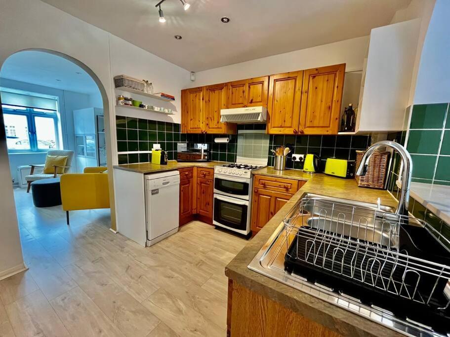 Вилла Entire 3 Bed House Weybridge Brooklands, London Byfleet Экстерьер фото