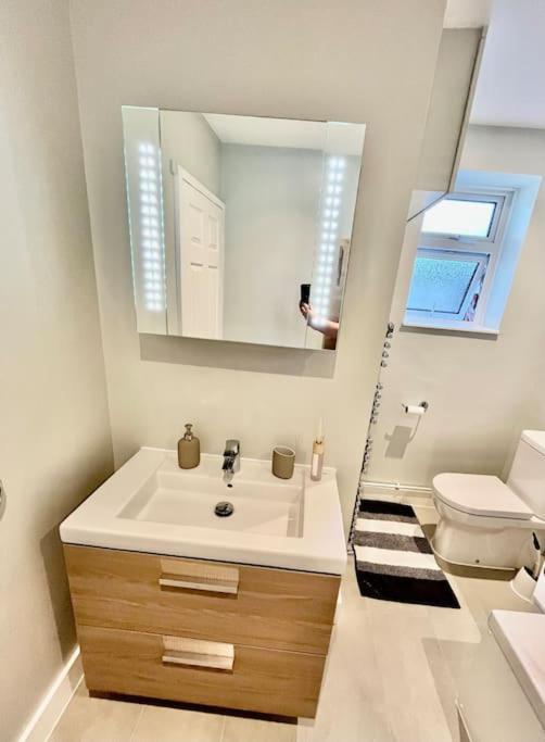 Вилла Entire 3 Bed House Weybridge Brooklands, London Byfleet Экстерьер фото