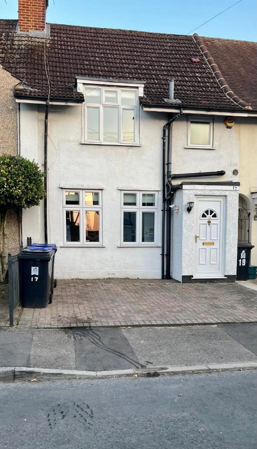 Вилла Entire 3 Bed House Weybridge Brooklands, London Byfleet Экстерьер фото