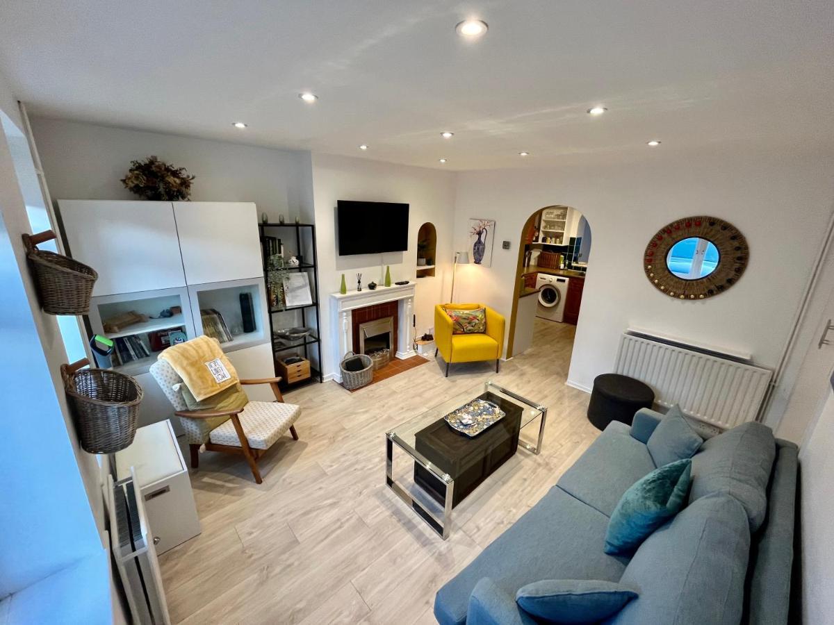 Вилла Entire 3 Bed House Weybridge Brooklands, London Byfleet Экстерьер фото